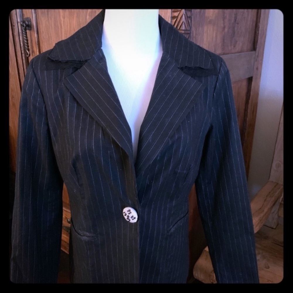 Awesome tweaking on classic blazer 🔥